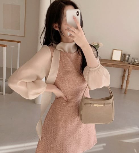 Váy liền với chất liệu mềm mại và họa tiết đơn giản sẽ giúp tôn lên sự nữ tính của bạn.