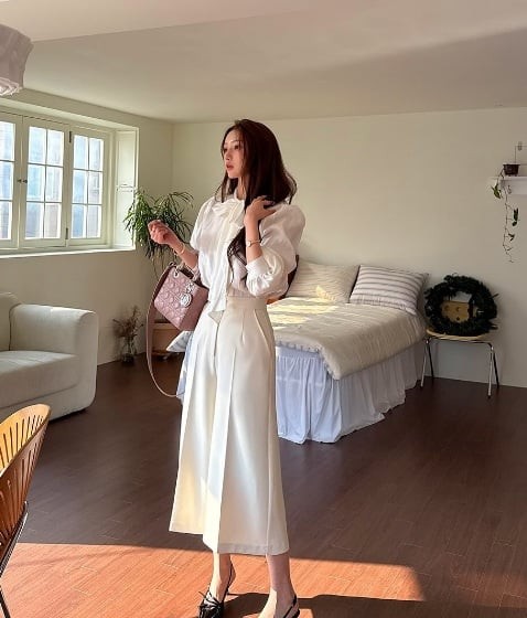 Chân váy mang lại vẻ dịu dàng, còn quần ống suông lại rất thoải mái và hiện đại.