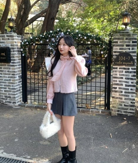 Phong cách này thích hợp cho cả ngày đi làm lẫn những buổi dạo phố, mang lại vẻ trẻ trung và thời thượng.
