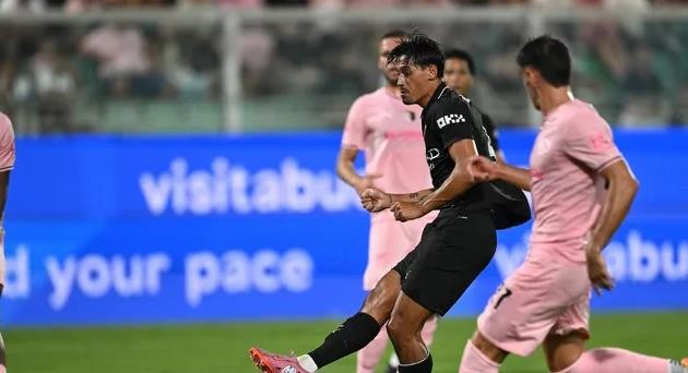 Reijnders tỏa sáng trước Palermo.