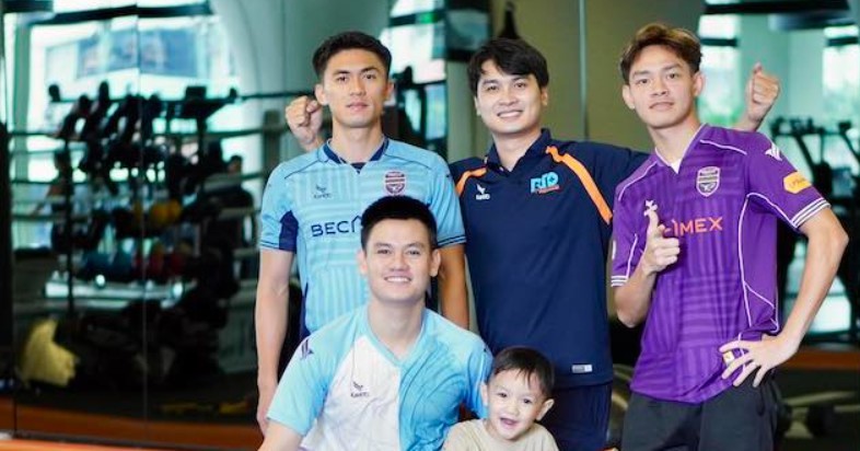Bùi Vĩ Hào (áo tím) chia sẻ hình ảnh trên trang cá nhân, cho biết đã sẵn sàng trở lại tập luyện. Ảnh: FBNV.
