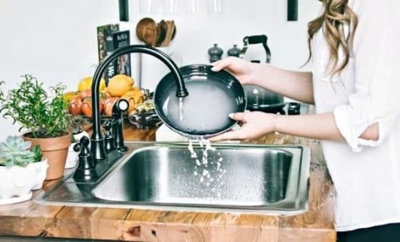 Thực hiện bằng cách cho dầu dừa vào chảo, đun nóng và láng đều khắp mặt chảo trong 2-3 phút rồi đổ dầu ra.