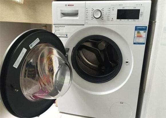 Chỉ cần đổ một bát dung dịch đặc biệt vào máy, bạn có thể làm sạch sâu bên trong nhanh chóng.