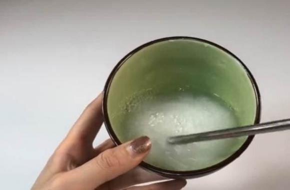 Tiếp tục, pha một dung dịch tẩy bồn cầu gồm hai thìa baking soda và một lượng nước tẩy bồn cầu vừa đủ.
