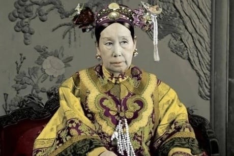 Vì Từ Hi Thái hậu là một ví dụ điển hình cho việc phụ nữ tham gia vào chính trị, để nắm được quyền lực, bà đã làm mọi cách mà quên lời dặn của tổ tiên.
