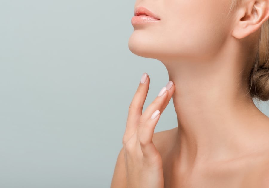 Bạn có thể bỏ qua bước đánh kem nền cho cổ.