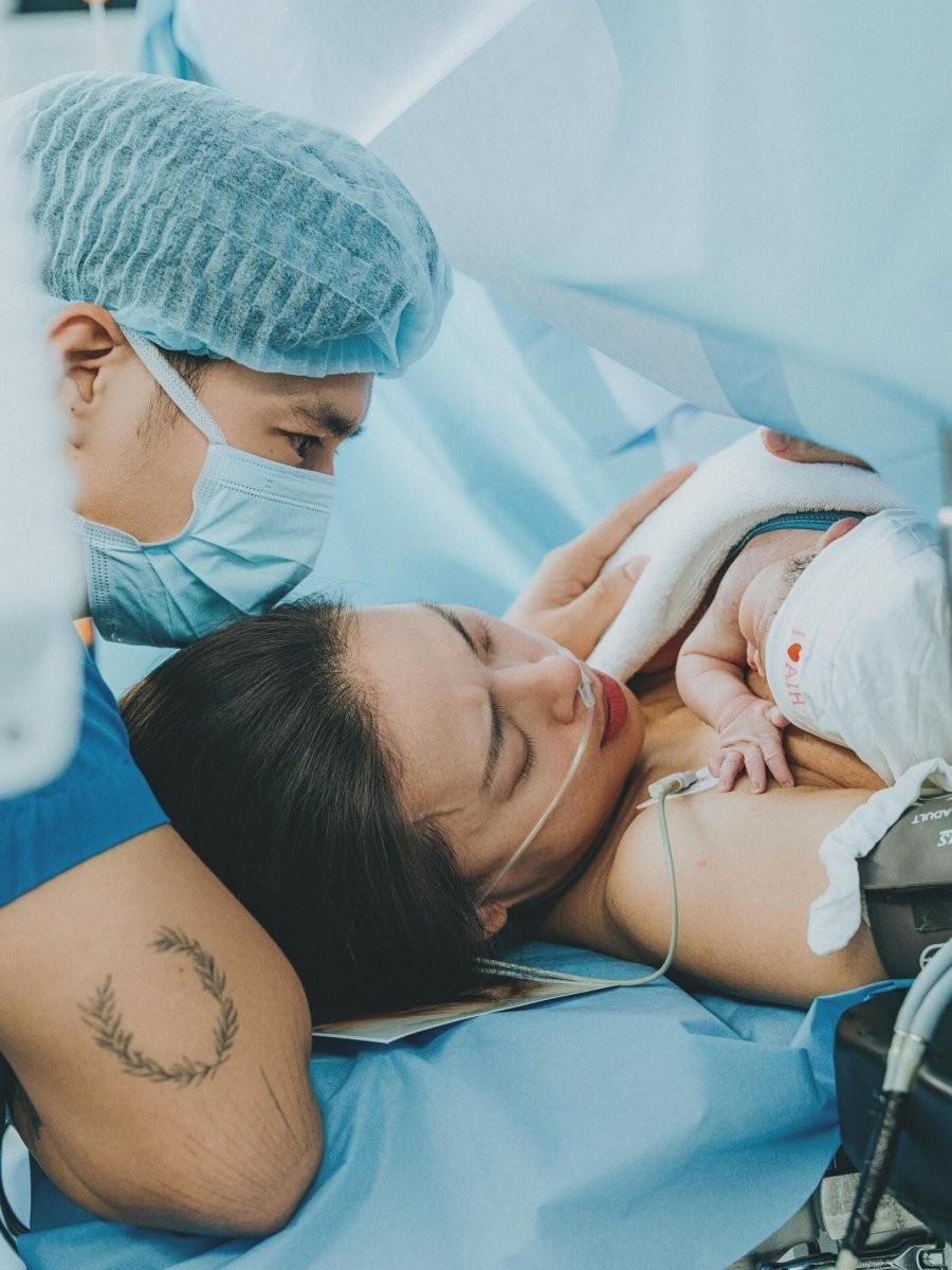 Hình ảnh vợ chồng Ngô Thanh Vân bên con gái mới chào đời