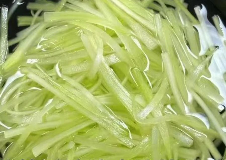 Ngó xuân rửa sạch để ráo nước