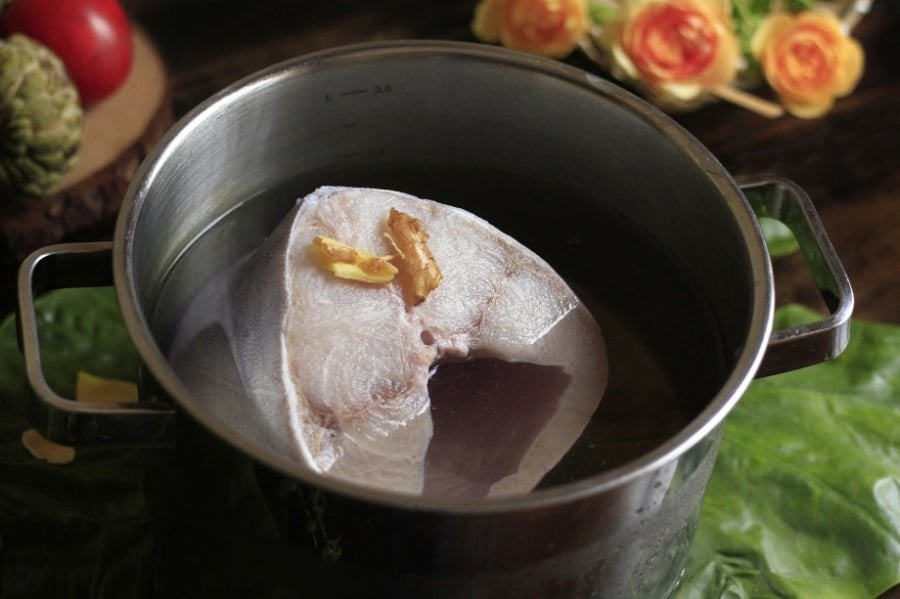 Rã đông cá đừng thả vào nước lạnh: Muốn nhanh, cá chắc thịt chỉ cần 1 bước này