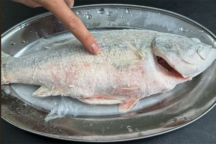 Rã đông bằng tủ lạnh (phương pháp an toàn, chậm), sử dụng nước lạnh (ngâm túi cá trong nước lạnh, thay nước thường xuyên) hoặc dùng nước muối pha loãng (giúp rã đông nhanh hơn và giữ độ tươi ngon).