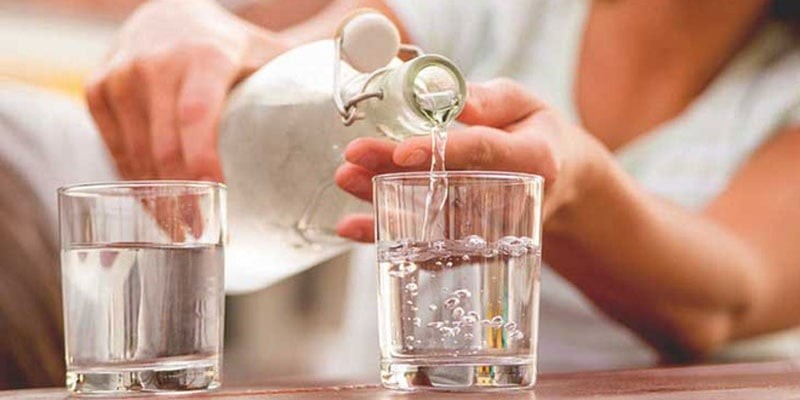 Cơ thể liên tục mất nước chủ yếu qua nước tiểu và mồ hôi. Như vậy để ngăn ngừa tình trạng mất nước, bạn cần phải uống đủ nước Viện Y tế Quốc gia Hoa Kỳ (NIH) thường khuyến nghị nên uống 8 ly với thể tích 8 ounce/ly, tương đương với khoảng 2 lít mỗi ngày.