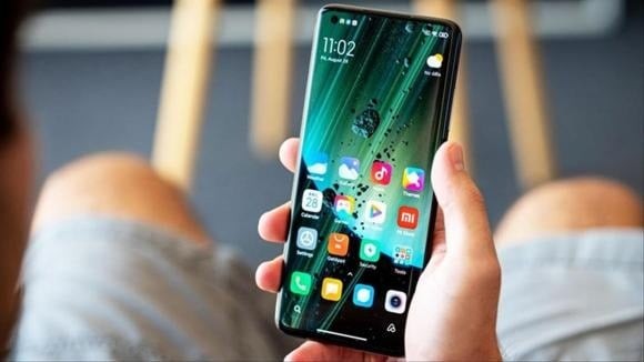 Không ít người lựa chọn đặt hình nền điện thoại gắn với những trạng thái cảm xúc mạnh như buồn bã, tang thương, tức giận, ghen tuông hay sự khao khát tiền bạc.

