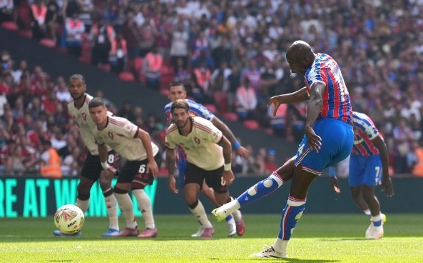 Crystal Palace đã thể hiện bản lĩnh trên chấm 11m để vượt qua Liverpool tại Wembley.