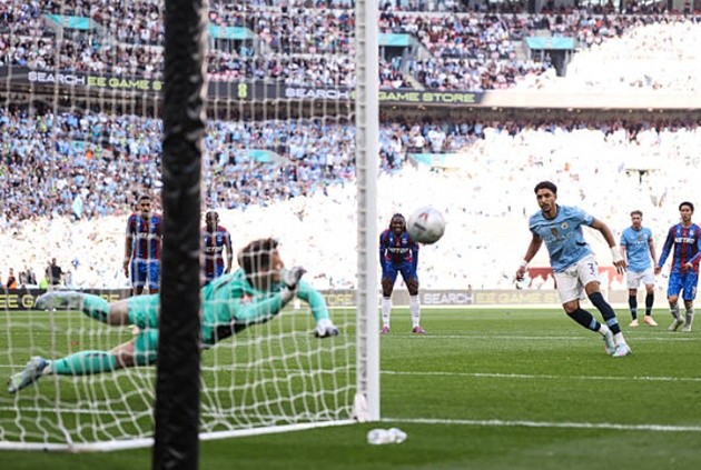 Henderson cản phá quả 11m của Marmoush.