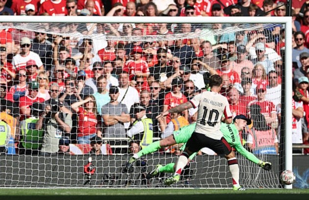 Henderson cản phá cú sút của Mac Allister.