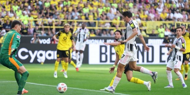 Cambiaso xé lưới Dortmund.