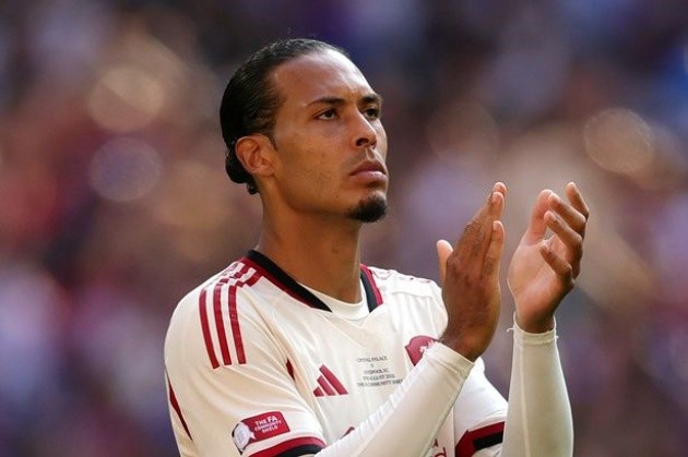 Van Dijk thất vọng khi Liverpool thua Siêu cúp trước Palace.