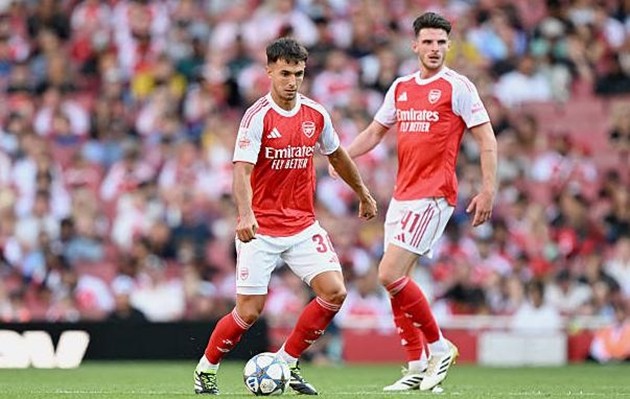 Martin Zubimendi và Declan Rice kết hợp ăn ý ở tuyến giữa Arsenal.