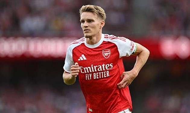 Martin Odegaard được giải phóng khỏi nhiệm vụ phòng ngự.