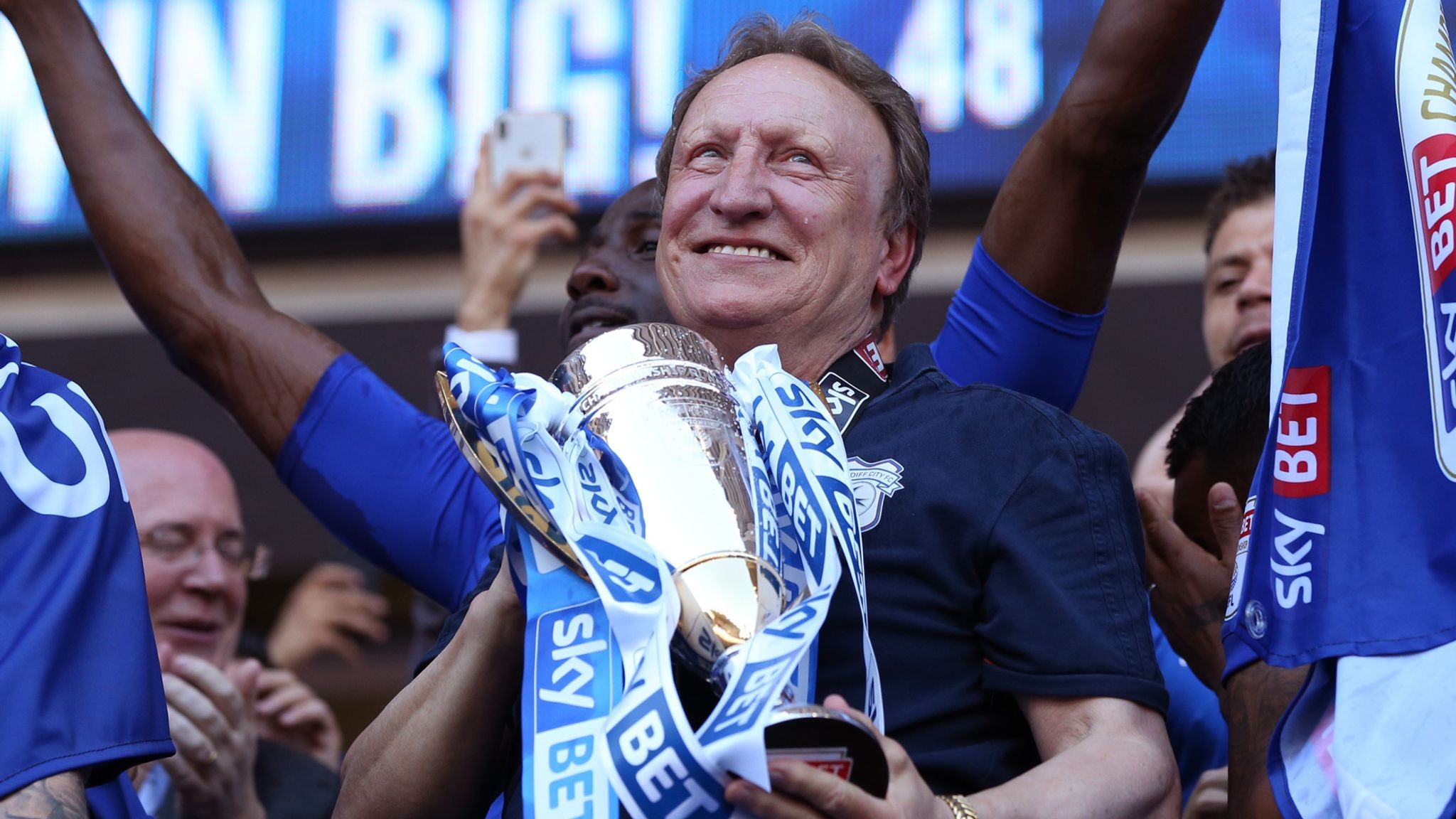 Warnock đã giải nghệ sau nhiều năm cống hiến cho bóng đá Anh