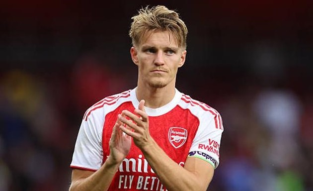 Arsenal vẫn cần người xoay tua với Martin Odegaard.
