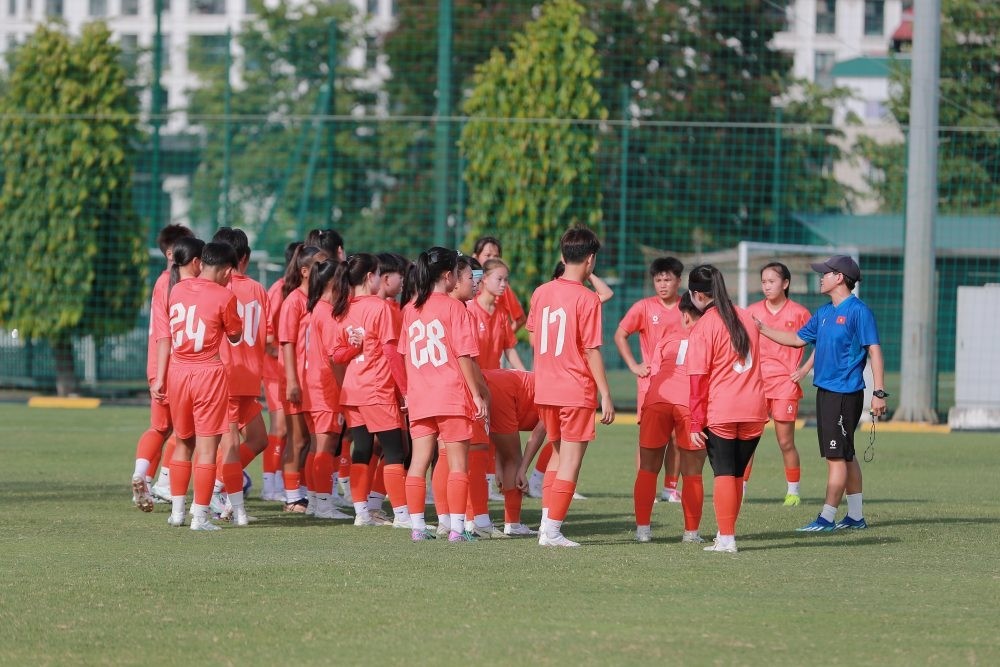 HLV Okiyama Masahiko trao đổi các học trò ở đội U16 nữ Việt Nam.