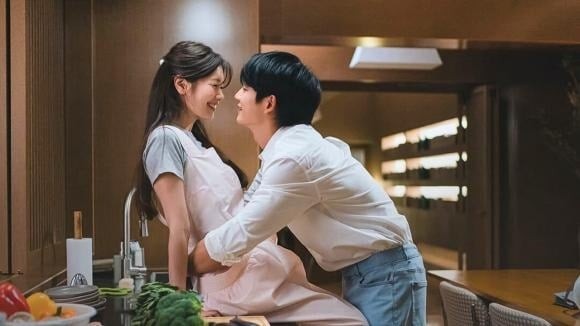 Những thói quen ấy không phải sự vô cảm lặp lại, mà giống phản xạ ăn sâu, như hai cây đứng cạnh nhau: gió thổi cùng lay, mưa rơi cùng ướt, hơi thở hòa chung nhịp.

