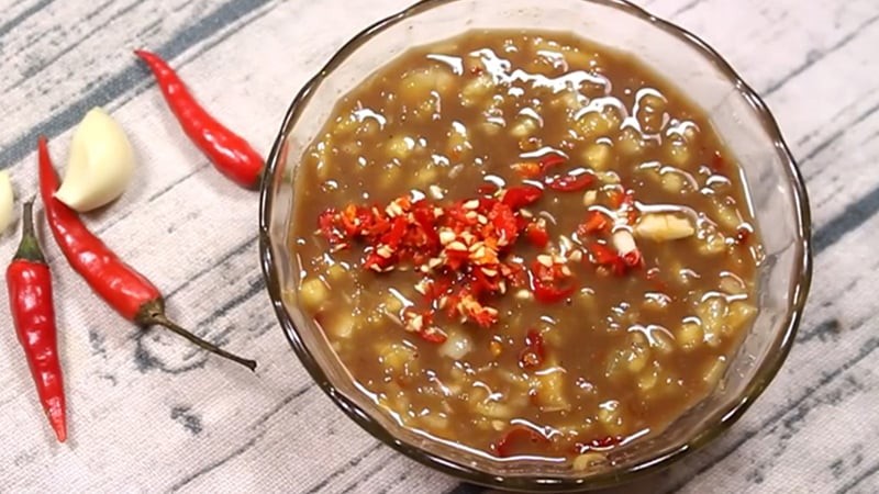 Pha nước chấm bò cuốn lá lốt