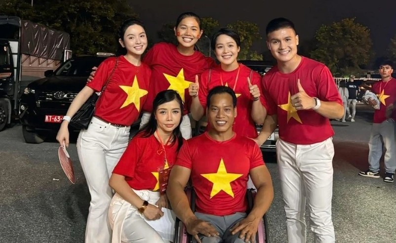 Tiền vệ Nguyễn Quang Hải và bà xã Chu Thanh Huyền chụp hình cùng một số vận động viên nổi bật ở sự kiện 