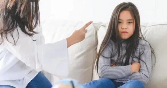 Nhiều bậc cha mẹ, khi con mắc lỗi, thường phản ứng bằng cách lớn tiếng trách mắng hoặc chỉ trích gay gắt.