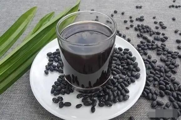 Nước đậu đen là nguồn cung cấp dồi dào các khoáng chất như sắt, canxi, phốt pho và kẽm.