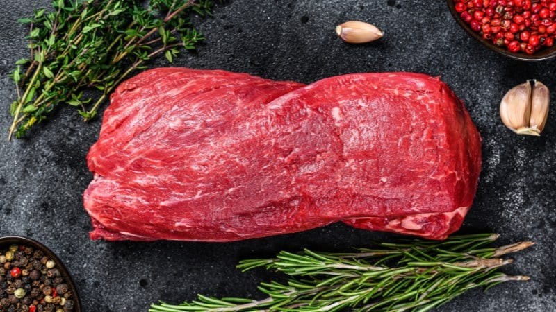 Chọn thịt bò màu đỏ tươi ngon, sáng