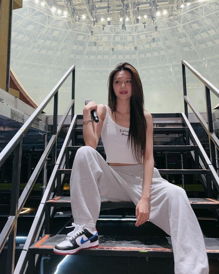 Soo Young thường phối quần jogger với áo bra hoặc ba lỗ mát mẻ, nhấn mạnh vào vẻ đẹp gợi cảm