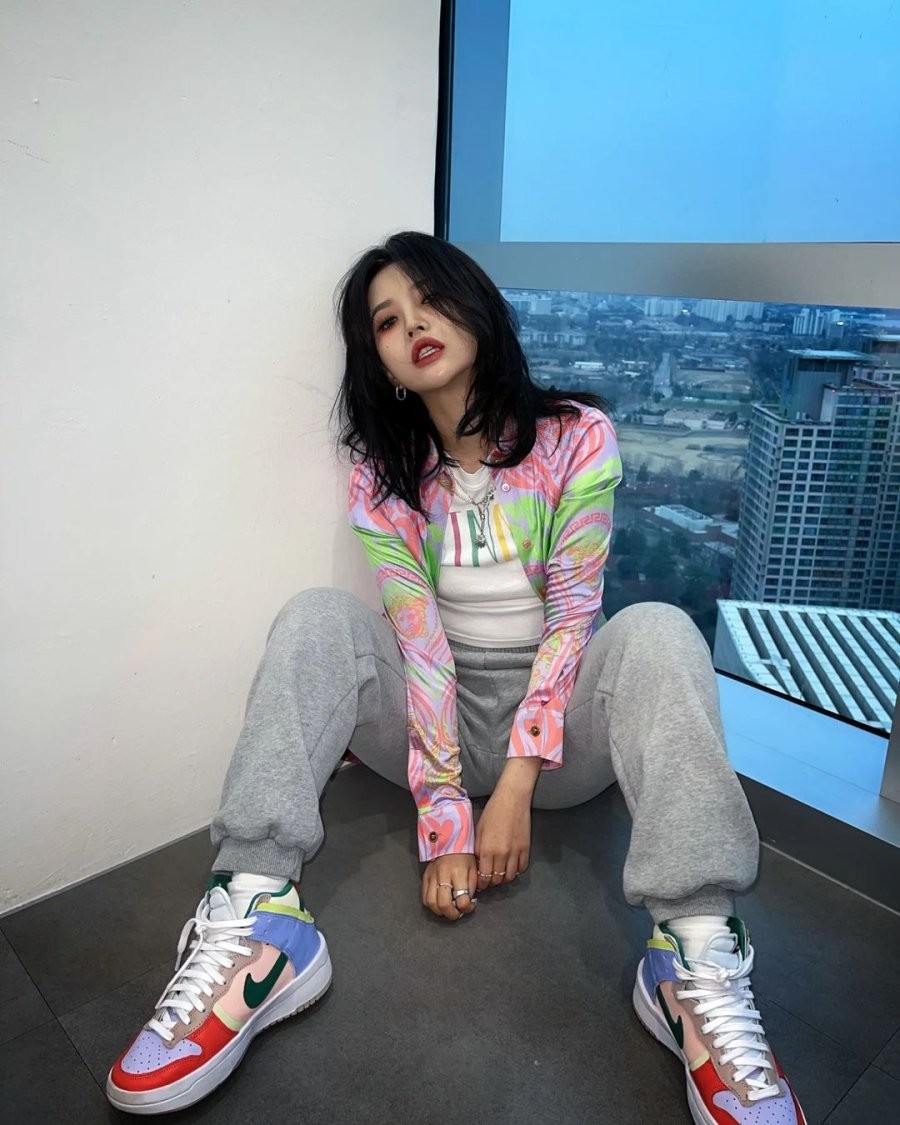 So Yeon, với gu thời trang sắc sảo, kết hợp jogger cùng áo cardigan đa sắc, tạo nên bản phối đầy “bad girl vibe.