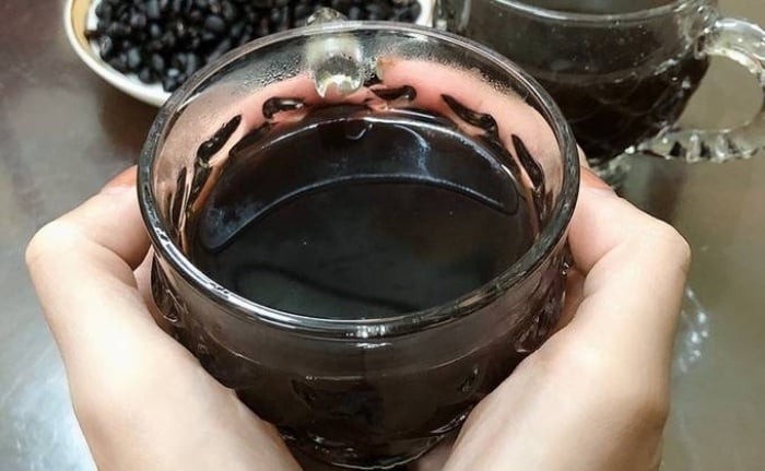 Lý tưởng nhất, bạn chỉ nên uống 300–500ml/ngày, chia làm 1–2 lần, không uống lúc bụng đói.