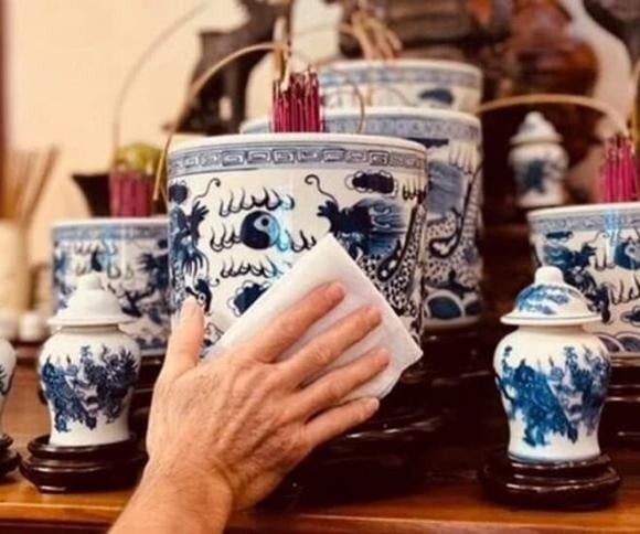 Khi vệ sinh bàn thờ, tuyệt đối không dùng nước lã, rượu trắng hay các loại dung dịch tẩy rửa mạnh, vì chúng không phù hợp với tính chất thanh tịnh và trang nghiêm của không gian thờ cúng.