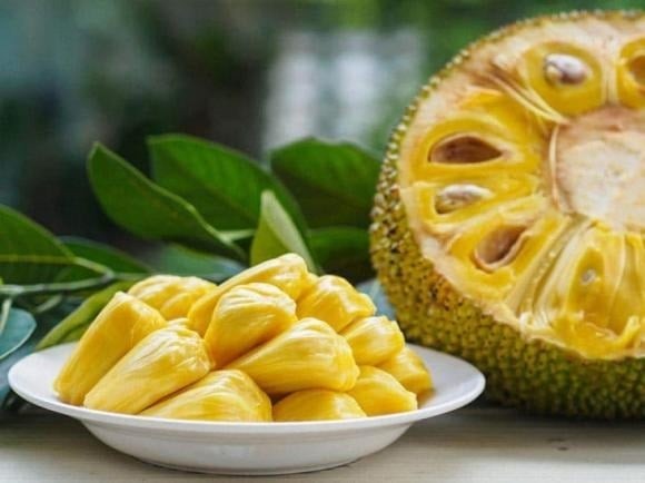 Từ thời xa xưa, gỗ mít vốn được sử dụng nhiều để tạc tượng, làm đồ thờ hoặc xây dựng đình chùa bởi độ bền, nhẹ và khả năng chống mối mọt.