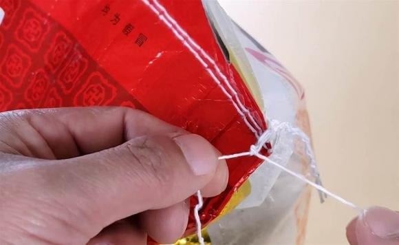 Công thức này có nghĩa là: đặt mặt chỉ đơn của bao gạo hướng về phía bạn, sau đó gỡ mũi khâu từ bên phải sang.