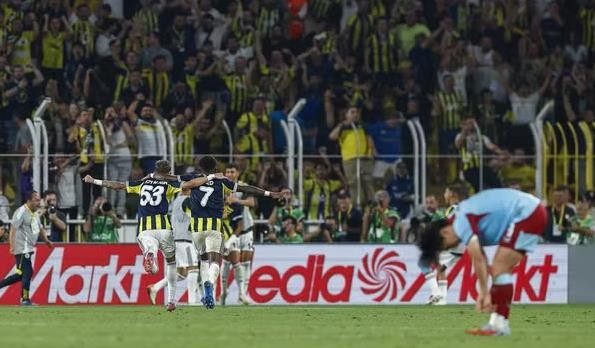 Sân Sukru Saracoglu vỡ òa với chiến thắng ngược dòng của Fenerbahce.