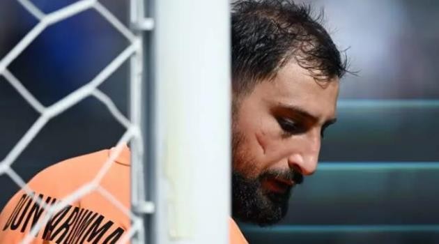 Donnarumma rời PSG trong cay đắng.