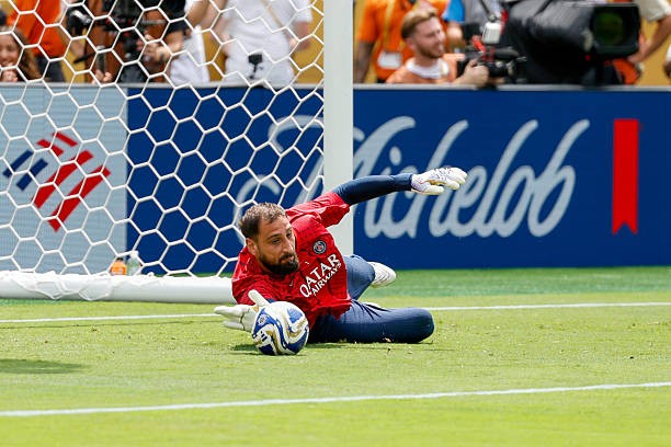 Donnarumma trên đường rời PSG.