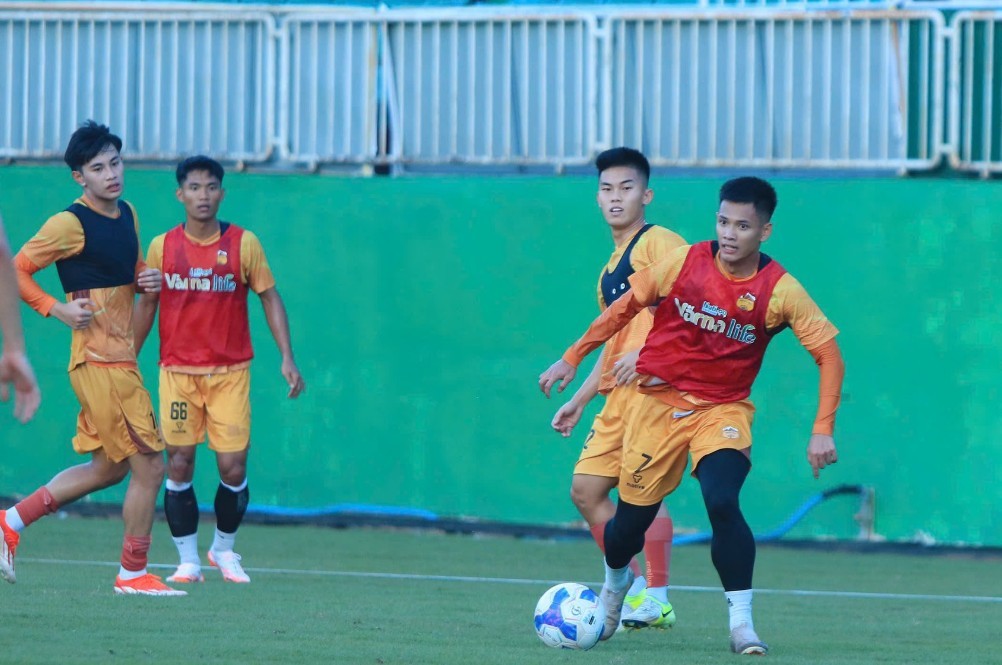 Lực lượng nội binh hiện tại của HAGL chủ yếu là các cầu thủ trẻ, được dự báo sẽ gặp nhiều khó khăn khi phải chinh chiến ở môi trường khắc nghiệt như V-League. Ảnh: CLB HAGL.