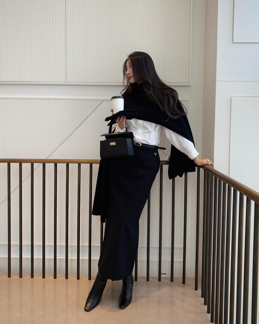 Để hoàn thiện outfit, bạn có thể chọn giày búp bê, boots hoặc giày cao gót mũi nhọn để tăng thêm nét sang trọng.