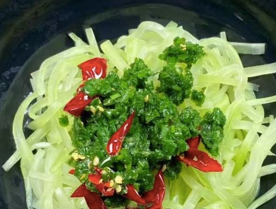 Trộn ngó xuân với gia vị