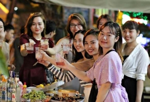 Những lời mời kiểu “Quán mới mở, đi thử không?” hay “Set 1 triệu giảm còn 599k, chốt luôn nhé!” rất dễ kích hoạt tâm lý FOMO (sợ bỏ lỡ) của bạn.
