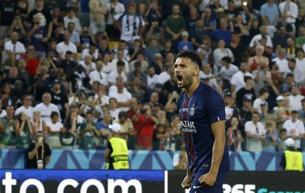 Ramos hóa ''cứu tinh'' của PSG. 