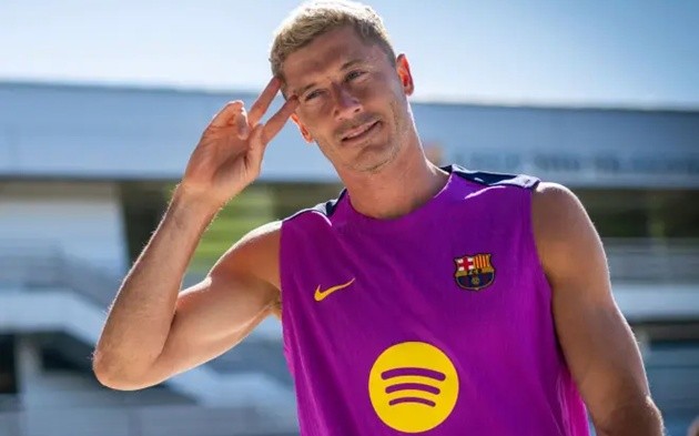 Lewandowski từ chối 100 triệu euro để đến Barca