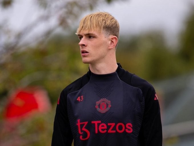 Toby Collyer trên đường rời Man United. 