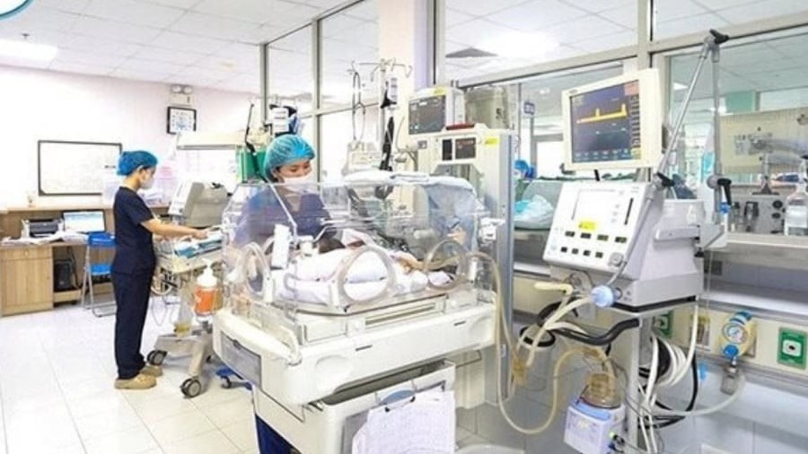 Bé trai rơi vào trạng thái nguy kịch sau chào đời bằng phương pháp sinh mổ vào giờ đẹp được gia đình chọn trước.