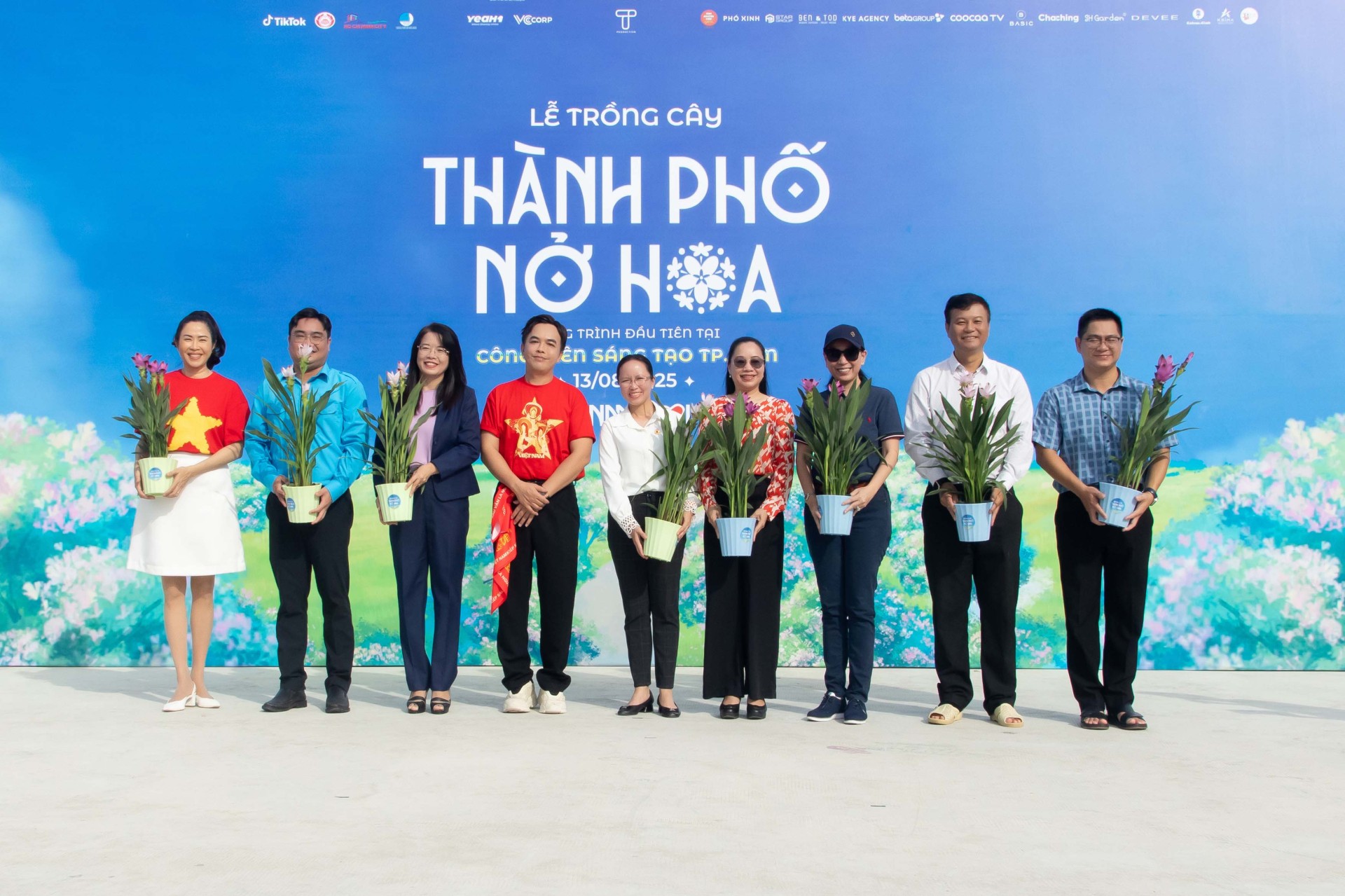 TRAN THANH TRUNG & CAC LANH DAO